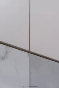 světlá kuchyňská stěna a olivová spodní část