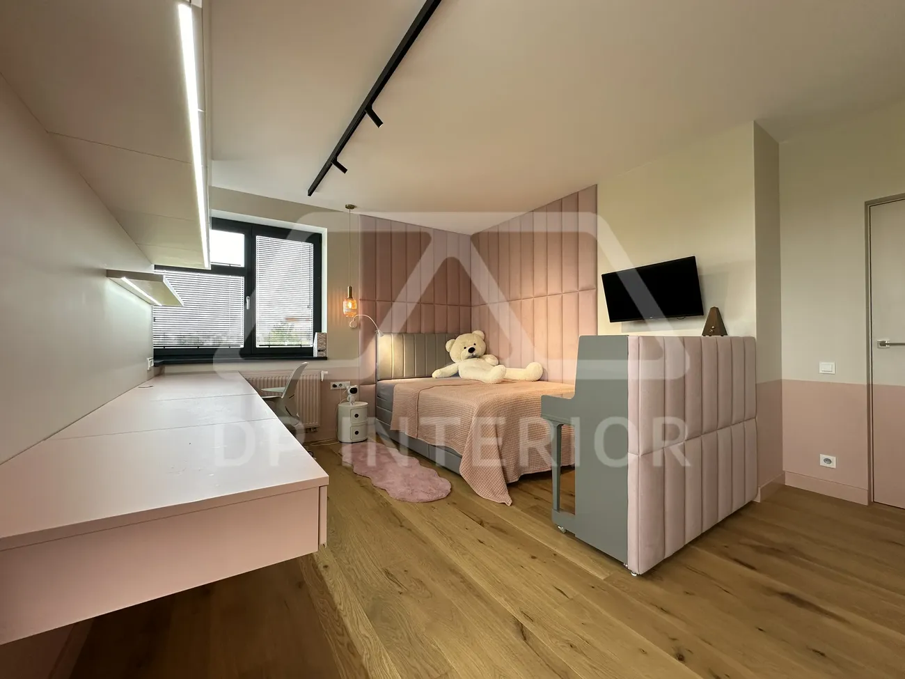 růžový dětský pokoj