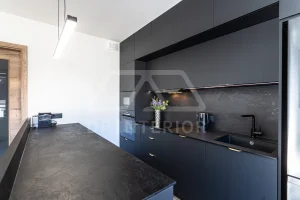 černá kuchyně